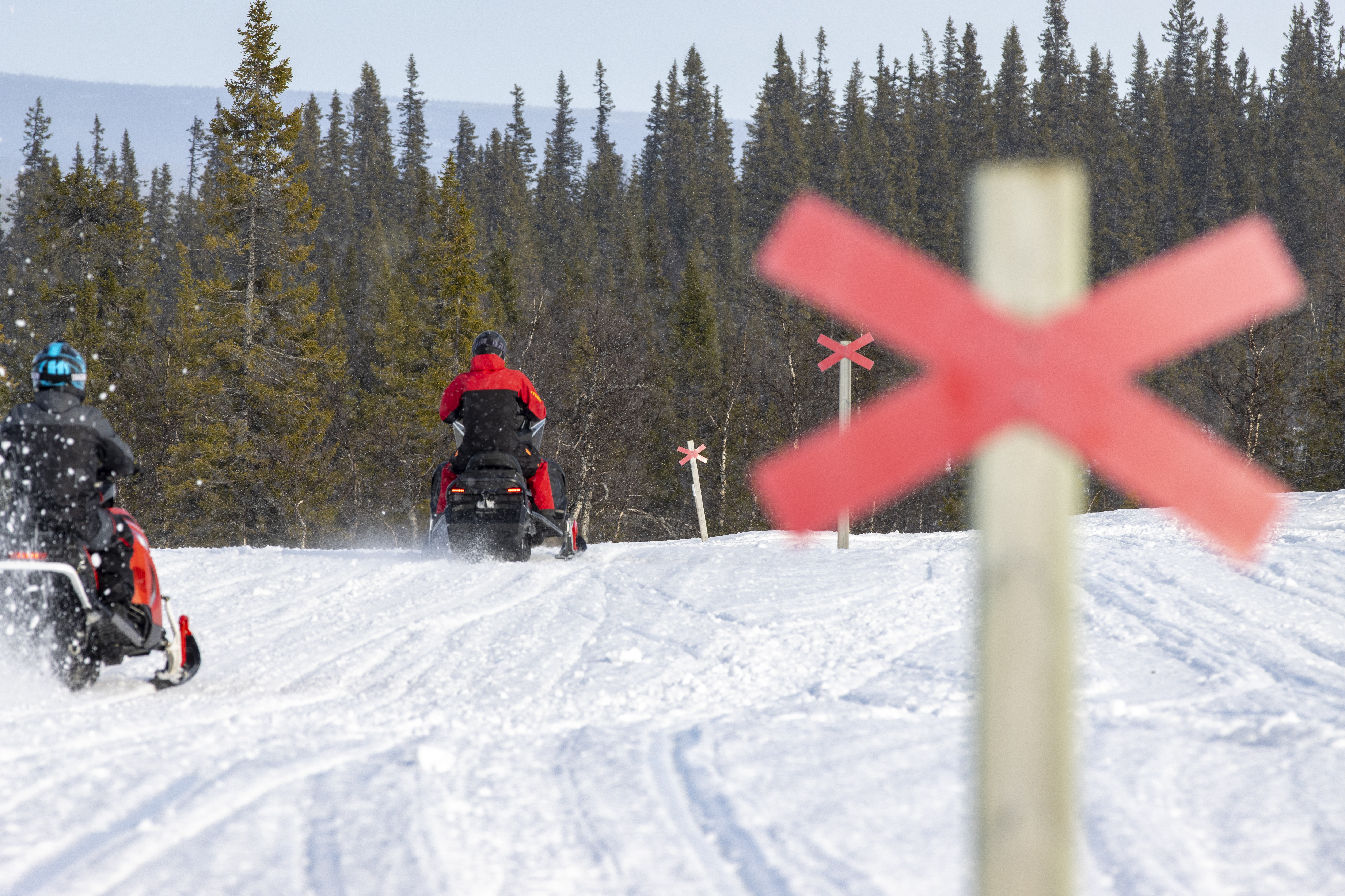 Snöskotrar på snöskoterled