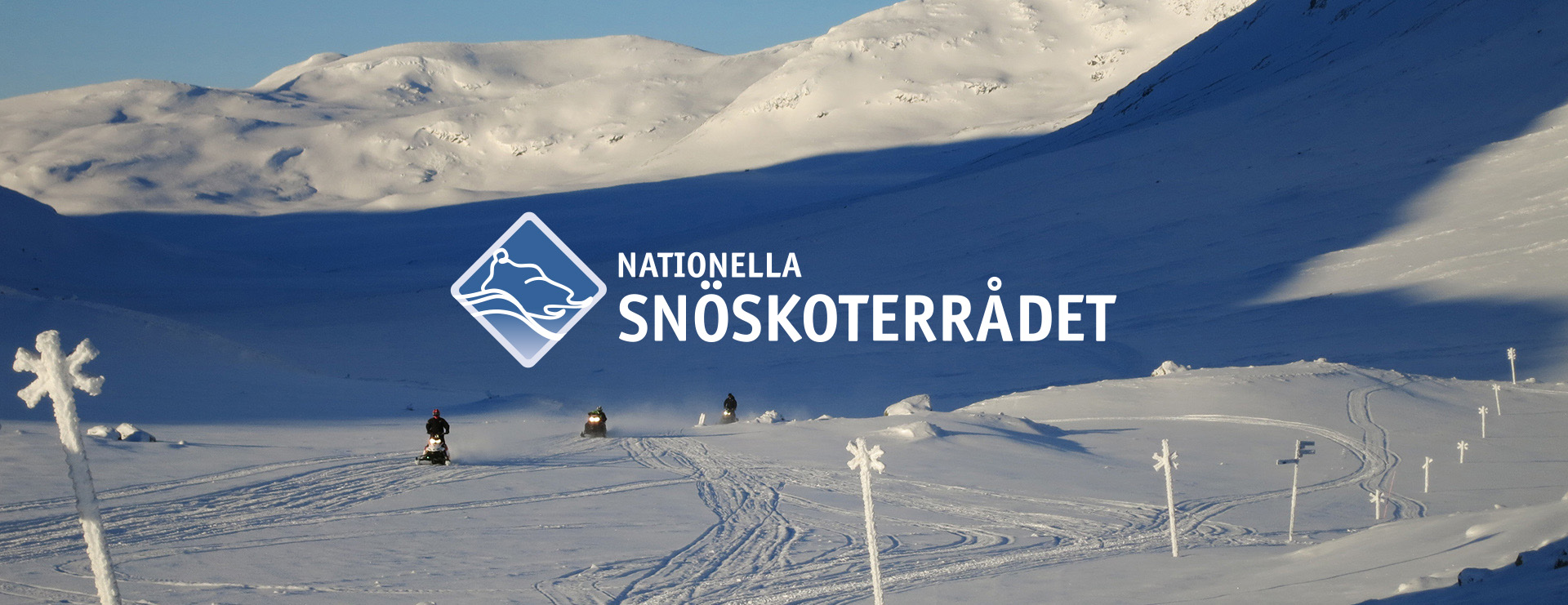 Snöskotrar med Nationella Snöskoterrådets logotyp.