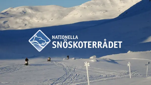 Snöskotrar med Nationella Snöskoterrådets logotyp.