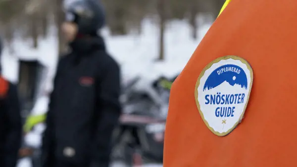 Utbildad snöskoterguide