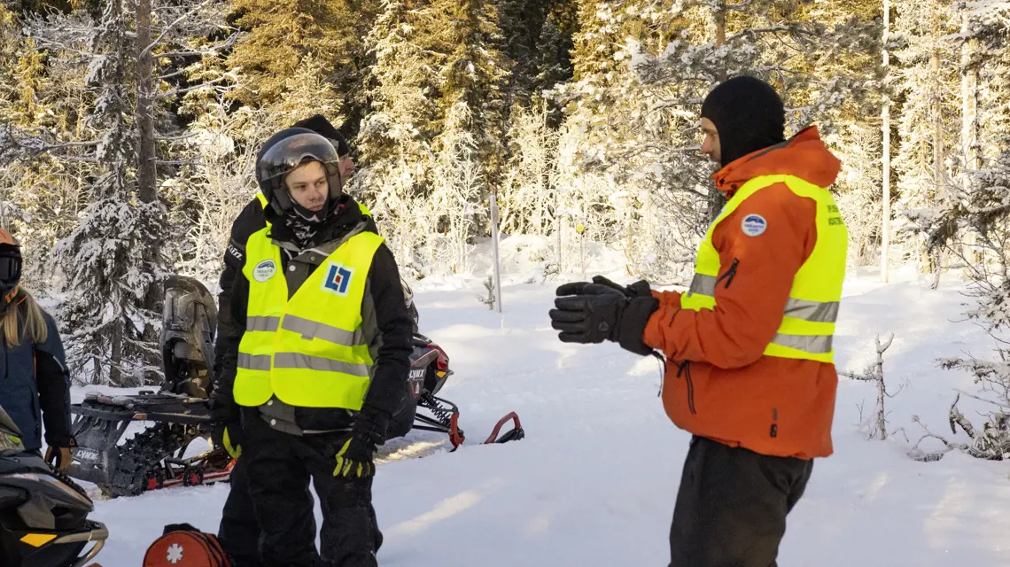 Instruktör som utbildar snöskoterguider