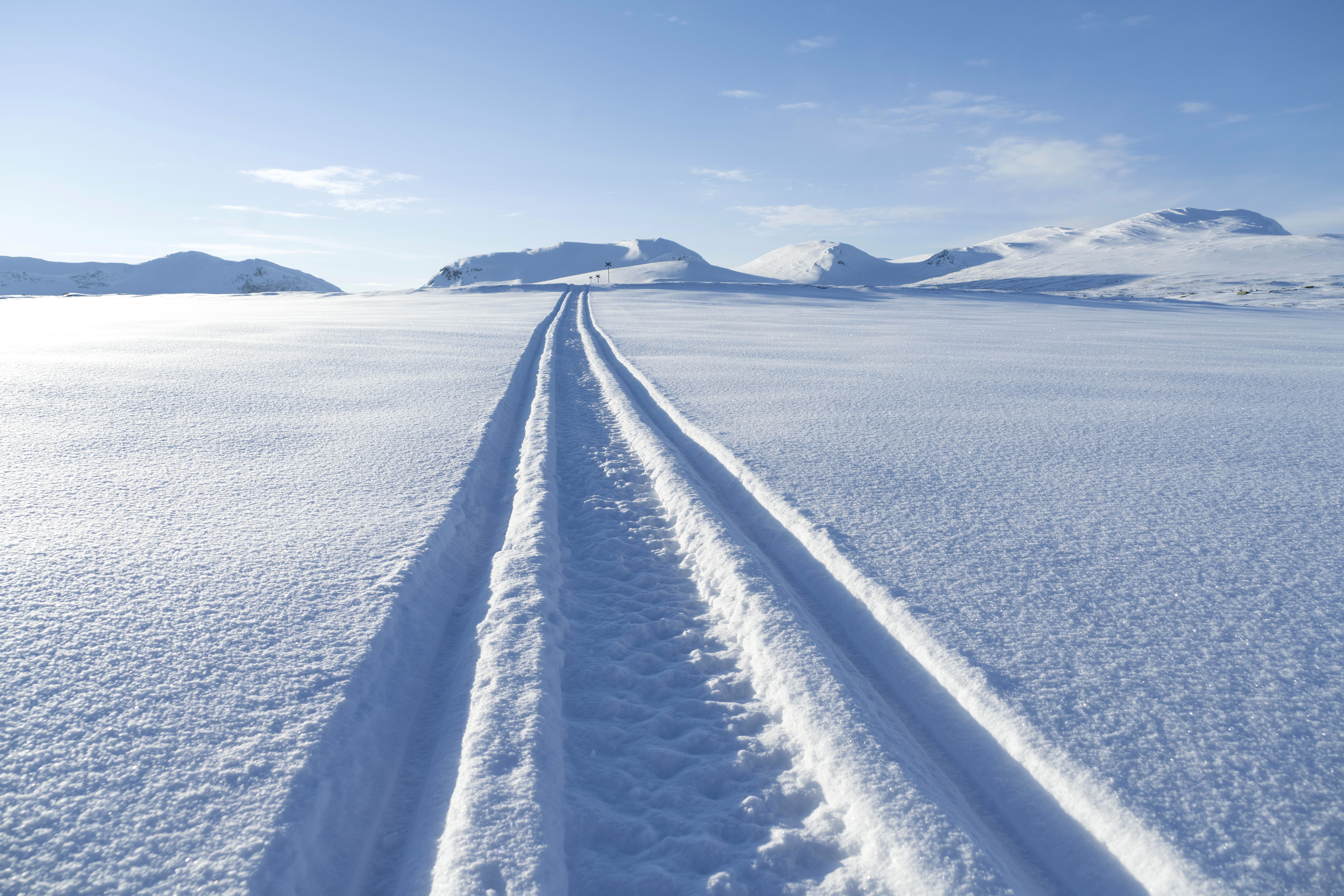 Snöskoterspår i nysnö