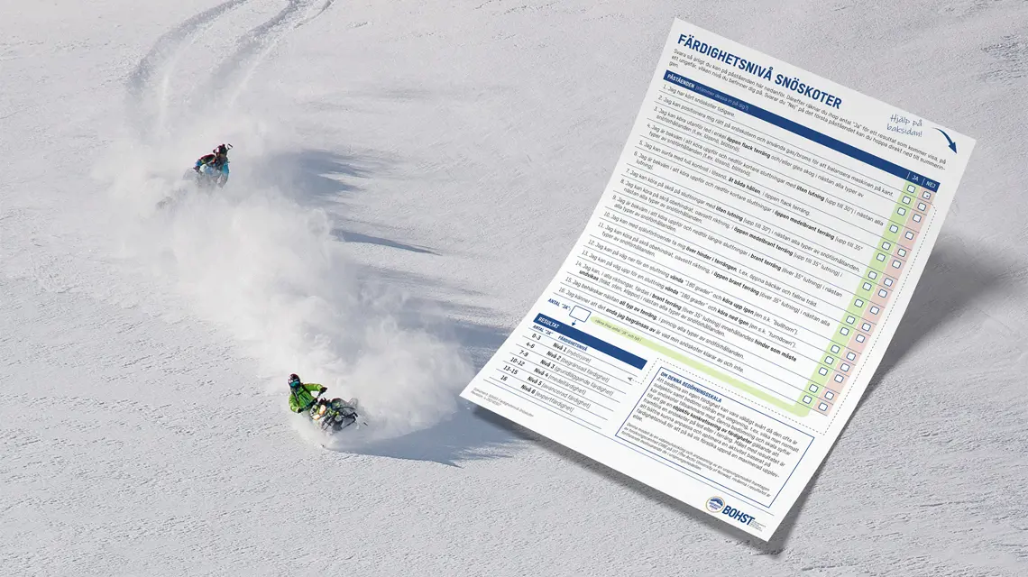 Snöskotrar surfandes nedför en sluttning